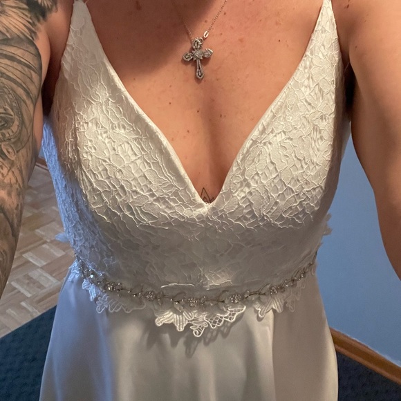 Beautiful wedding dress size 10. Bought but never worn. - Picture 4 of 5